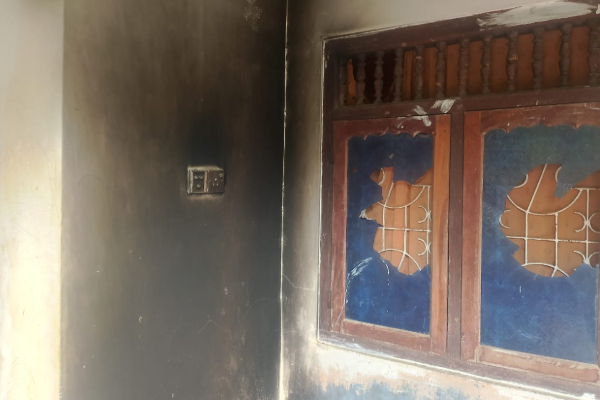 யாழில் வீட்டின் மீது பெற்றோல் குண்டு வீச்சு; வன்முறை குழு அட்டகாசம் | Petrol Bomb Thrown At House In Jaffna Chunnakam யாழில் வீட்டின் மீது பெற்றோல் குண்டு வீச்சு; வன்முறை குழு அட்டகாசம் | Petrol Bomb Thrown At House In Jaffna Chunnakam