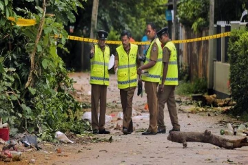 தந்தையை கொடூரமாக அடித்து கொலை செய்து தீ வைத்த மகன் - தாய் மீதும் தாக்குதல்