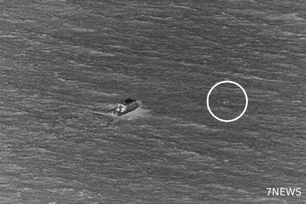 Australian boy swims 4 hours saves family, 13 year old superhuman swimmer Australia, Teen saves family, Australian boy hailed hero, Teen swims hours to save family Australia, Australian boy family rescue viral story