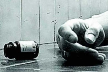 தேர்வில் பிட் அடித்த மாணவியை திட்டிய ஆசிரியர் - எலி மருந்து சாப்பிட்டு மாணவி தற்கொலை முயற்சி - பரபரப்பு சம்பவம்