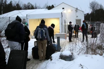 பெரும் எண்ணிக்கையிலான புலம்பெயர் மக்களை நாடு கடத்திய கனடா