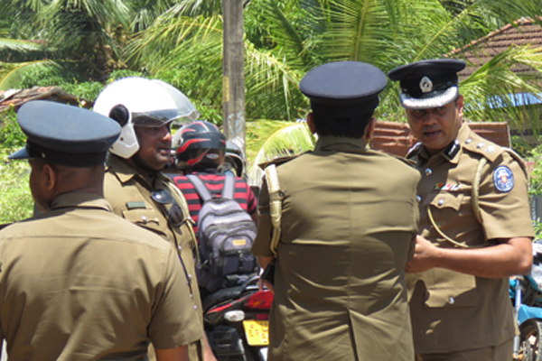 பொலிஸார் வேடத்தில் கொள்ளை சம்பவம் | Robbery In The Guise Of Police