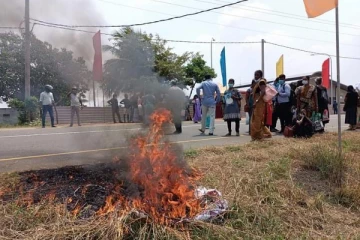 யாழில் மகிந்தவிற்கு கடுமையான எதிர்ப்பு!  உருவப்படத்தை தீயிட்டுக் கொழுத்திய மக்கள் (படங்கள்)