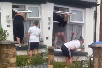 வீட்டிற்குள் ஜன்னல் வழியாக சென்ற பெண்ணுக்கு நேர்ந்த நிலை: வைரல் வீடியோ