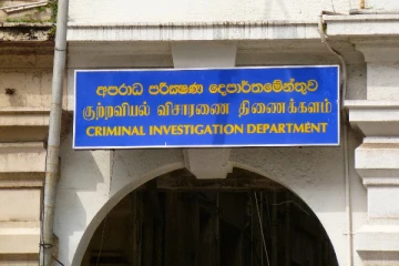 கொழும்பில் பரபரப்பை ஏற்படுத்திய பெண் - திடீரென ஐந்தாம் மாடியிலிருந்து குதித்து தற்கொலை