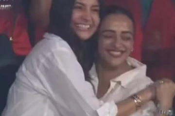 அனுஷ்கா சர்மாவுடன் அனைத்து RCB போட்டிகளையும் பார்க்கும் பெண் யார் தெரியுமா?