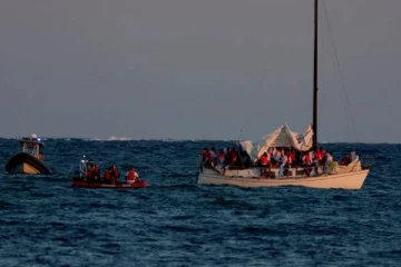 பொலிஸார் நடத்திய தாக்குதல்... நடுக்கடலில் விபத்துக்குள்ளான படகு! 50 பேர் உயிரிழப்பு