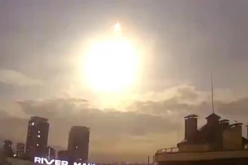 உக்ரைன் வான்வெளியில் திடீரென வெடித்துச் சிதறிய மர்ம பொருள்!