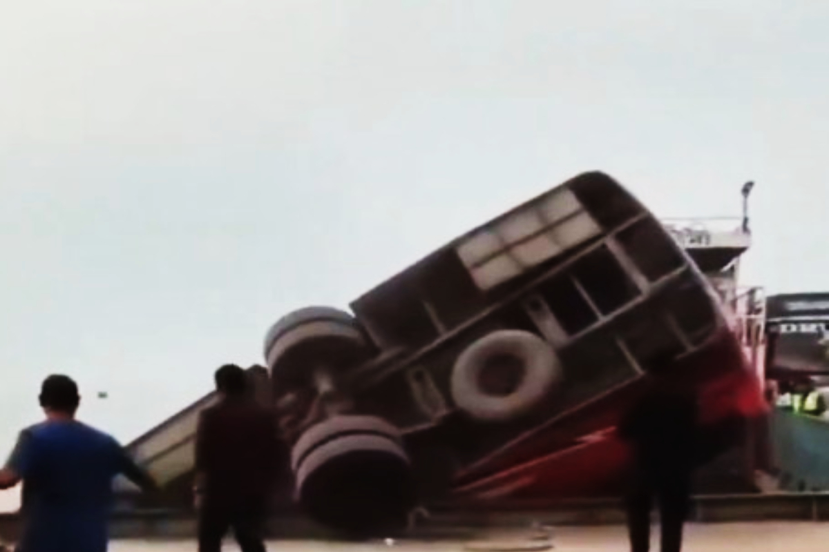 பங்களாதேஸில் ஆற்றில் கவிழ்ந்த பேருந்து! அதிகரிக்கும் பலி எண்ணிக்கை | Accident Video On Padma River In Bangladesh பங்களாதேஸில் ஆற்றில் கவிழ்ந்த பேருந்து! அதிகரிக்கும் பலி எண்ணிக்கை | Accident Video On Padma River In Bangladesh