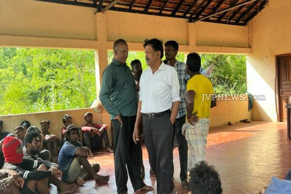 பொதுமக்களால் மடக்கிப்பிடிக்கப்பட்ட நால்வர் : பொலிஸாரிடமிருந்து தப்பியோட்டம்! | Thannimurippu Illegal Fishing 4 Caught By Public