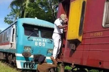 முதல் நாளிலேயே ஒன்றுடன் ஒன்று மோதிக்கொண்ட ரயில்கள் (PHOTOS)