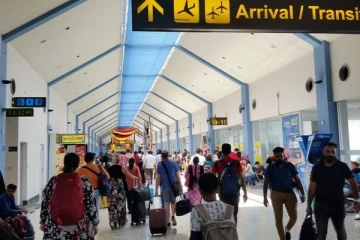 கட்டுநாயக்க விமான நிலையத்தில் வெளிநாடு செல்ல முயன்ற தம்பதியினர் திடீர் கைது