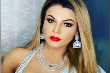 ஹொட்டலில் சர்வர் வேலை... ரூ.50 சம்பளம் பெற்ற பிரபல நடிகை! இவரின் சொத்து இப்போ எத்தனை கோடி தெரியுமா?