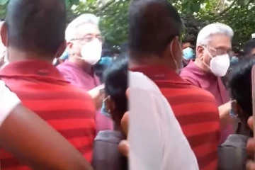 சுற்றிவளைத்து கேள்வி எழுப்பிய பொது மக்கள்! ஆத்திரமடைந்த கோட்டாபய  (Video)