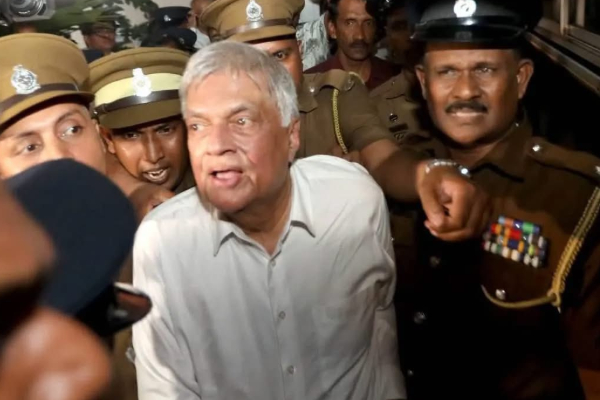 திட்டமிடப்பட்ட ரணிலின் கைது - நள்ளிரவில் சிறைச்சாலை சென்ற அரசியல்வாதிகள் | Politicians Gather Outside Magazine Prison