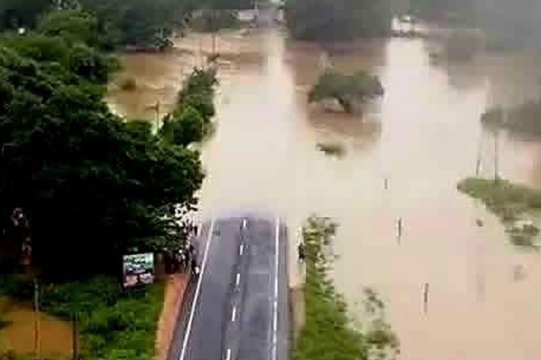 மக்களே அவதானம் - A9 வீதியில் நீரில் அடித்துச் சென்ற கார் - இருவர் பலி | Cyclonic Ditwah Flood Affected Areas In Vavuniya