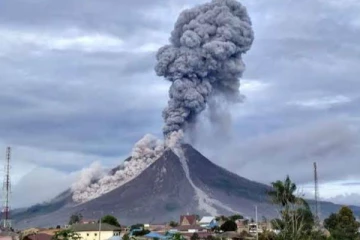 எரிமலை வெடித்துச் சிதறியதில் 13 பேர் உயிரிழப்பு