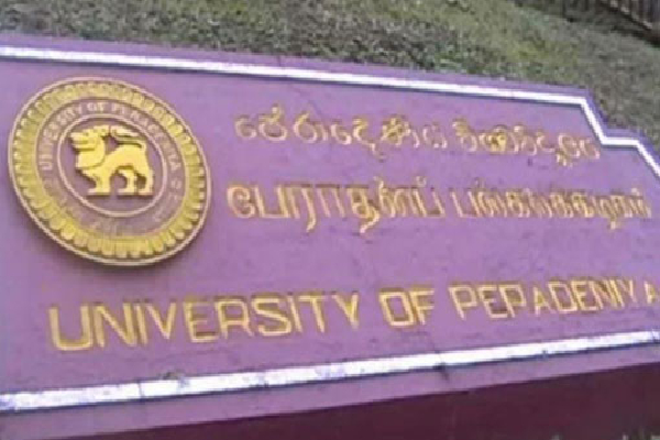 பேராதனை பல்கலைக்கழகத்திற்கு சென்று கொண்டிருந்த மாணவனுக்கு நேர்ந்த துயரம் | Pera Student Dies In Road Accident