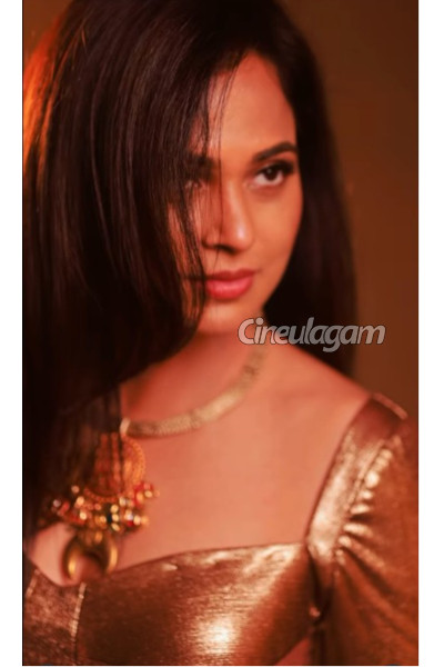 மீண்டும் கிளாமர் ரூட்டிற்கு மாறிய நடிகை ரம்யா பாண்டியன்... லேட்டஸ்ட் போட்டோ ஷுட் வைரல் | Ramya Pandian Glamour Photoshoot Video