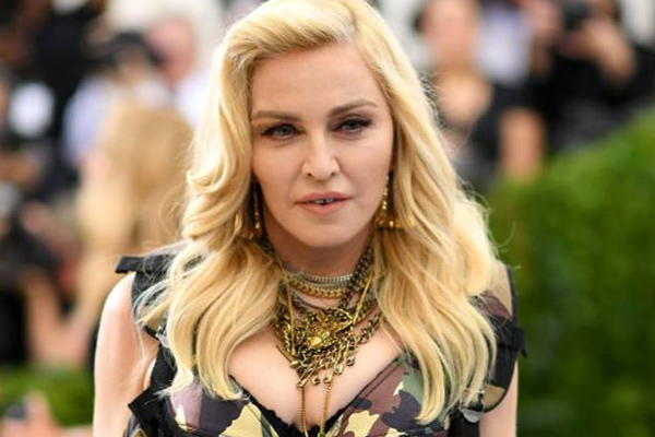 தீவிர சிகிச்சை பிரிவில் உலக புகழ் பெற்ற பாப் பாடகி மடோனா! | World Famous Pop Singer Madonna In Hospital Icu