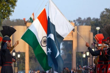 இந்தியா vs பாகிஸ்தான்: அதிக பாதுகாப்பு நிதி ஒதுக்கீடு செய்யும் நாடு எது தெரியுமா?