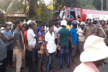 எரிபொருள் வழங்க கோரி வீதிக்கு இறங்கிய மக்கள்