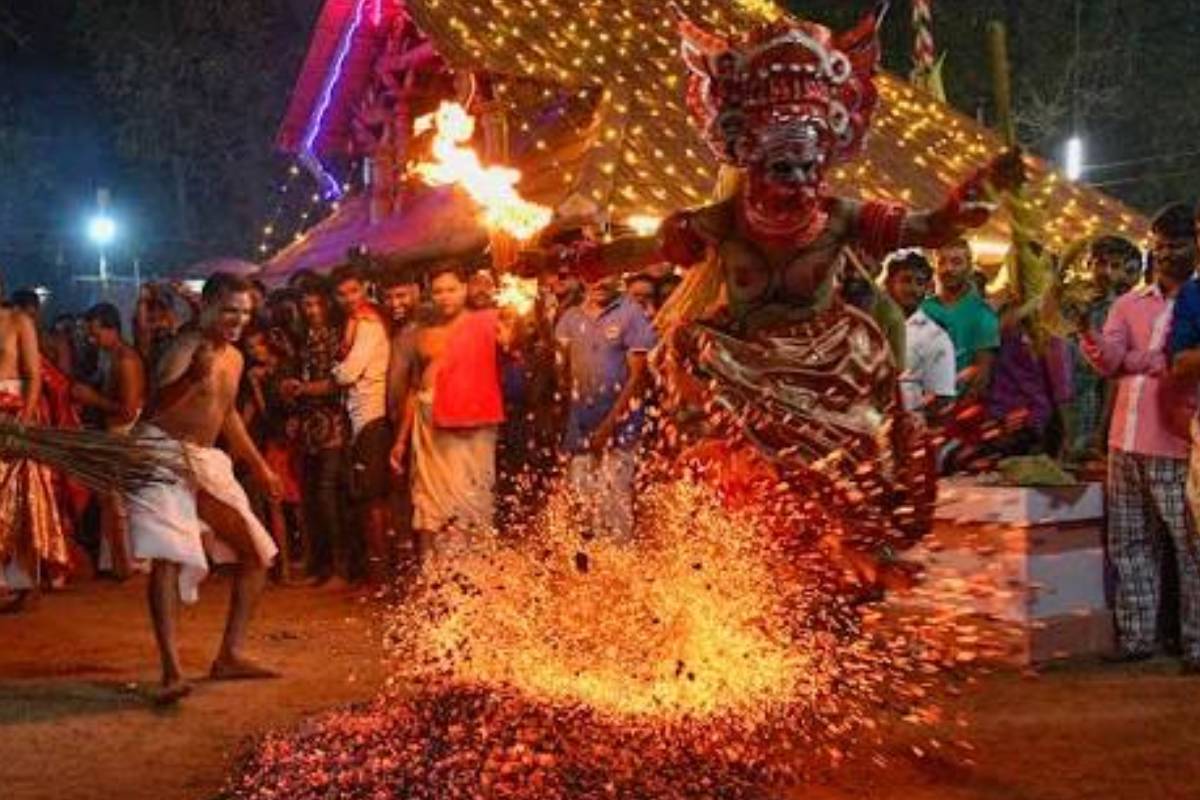ஆற்றைக் கடந்து வந்து அருள் பாலித்த தெய்யம்.. பக்தி பரவசத்தில் ஆழ்ந்த கேரள மக்கள் | Theyyam Crosses The River To Bless Devotees ஆற்றைக் கடந்து வந்து அருள் பாலித்த தெய்யம்.. பக்தி பரவசத்தில் ஆழ்ந்த கேரள மக்கள் | Theyyam Crosses The River To Bless Devotees