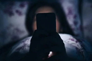 பதின்ம வயது மகளை தகாதமுறையில் படம் பிடித்த தாய்; தமிழர் பகுதியில் சம்பவம்