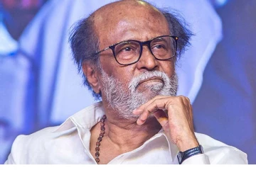 ரஜினி முகத்தில் காரி துப்பிய பிரபல இயக்குநர் - அதிர்ச்சி காரணம்!