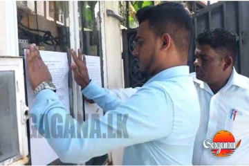 මෙහෙමත් ලැජ්ජාවක් - පොලීසියෙන් වරෙන්තුව රාජිත සේනාරත්නගේ ගෙදර දොරේ අලවලා