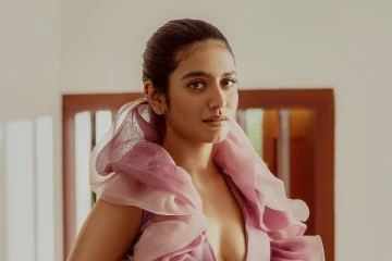 பிரியா வாரியர் எல்லைமீறி கவர்ச்சி காட்டிய போட்டோஷூட்
