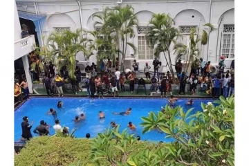 ஜனாதிபதி கோட்டாபயவின் இல்லத்தில் மகிழ்ந்திருக்கும் போராட்டக்காரர்கள்! வெளியான காட்சிகள்(Videos)