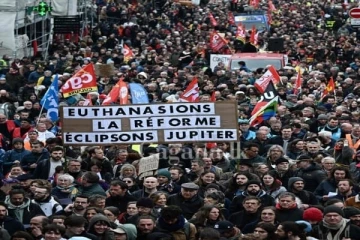 ප්‍රංශය පුරා ලක්ෂයකට අධික ජනතාවක් වීථි බැස්ස හේතුව මෙන්න..(VIDEO/PHOTO)