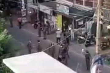 අද රඹුක්කන දි  පොලීසිය පුද්ගලයෙක්ට පහර දුන් හැටි රහසිගත ලෙස කළ වීඩියෝව.. (VIDEO)