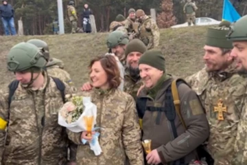 உக்ரைன் போருக்கு மத்தியில் திடீர் திருமணம் செய்த ஜோடி...மகிழ்ச்சியில் ராணுவ வீரர்கள்!