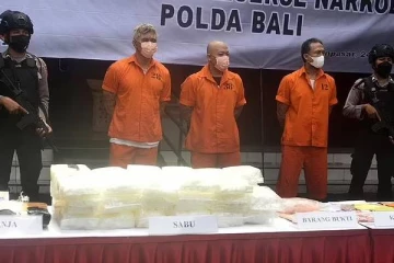 சுற்றி வளைத்த பொலிஸ்... வீட்டுக்குள் கண்ட காட்சி: தப்பி ஓடிய அவுஸ்திரேலியர்