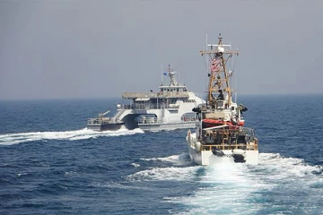 அமெரிக்க போர்க்கப்பலை அச்சுறுத்திய ஈரான்! - துப்பாக்கிச் சூடு நடத்தி விரட்டியடிப்பு