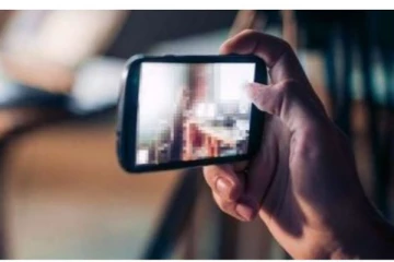 தங்கை குளிக்கும்போது ஆபாச படம் எடுத்த அண்ணன் - திருமணம் செய்து கொள்ள மிரட்டல்