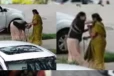 கனடாவில் இந்திய மூதாட்டியின் காலில் விழுந்து தங்க நகையை கொள்ளையடித்த பெண்: சிசிடிவி காட்சிகள்