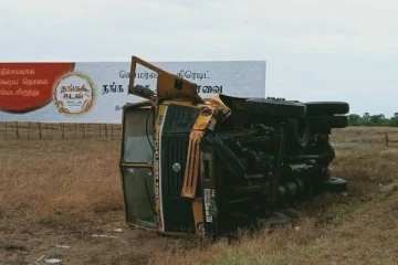 கிளிநொச்சியில் குடை சாய்ந்த ரிப்பர் வாகனம்:  நூழிலையில் உயிர் தப்பிய சாரதி