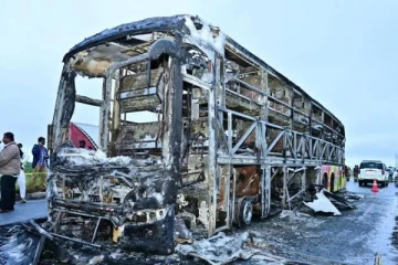 பேருந்து தீப்பிடித்து பயங்கர விபத்து - 25 பயணிகள் பலி