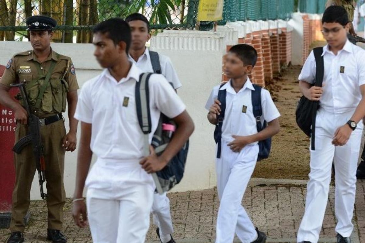 பாடசாலை வகுப்பறையில் மோதிக்கொண்ட மாணவர்கள் - ஒருவர் படுகாயம் | Student Cut Another Student பாடசாலை வகுப்பறையில் மோதிக்கொண்ட மாணவர்கள் - ஒருவர் படுகாயம் | Student Cut Another Student