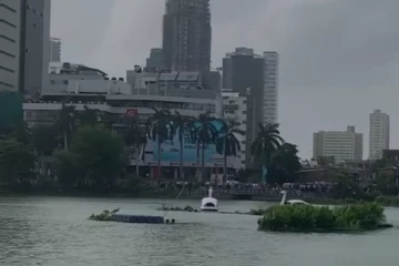 மகிந்தவின் ஆதரவாளர்கள் மீது தாக்குதல்! ஆற்றில் தூக்கி வீசிய மக்கள் (video)