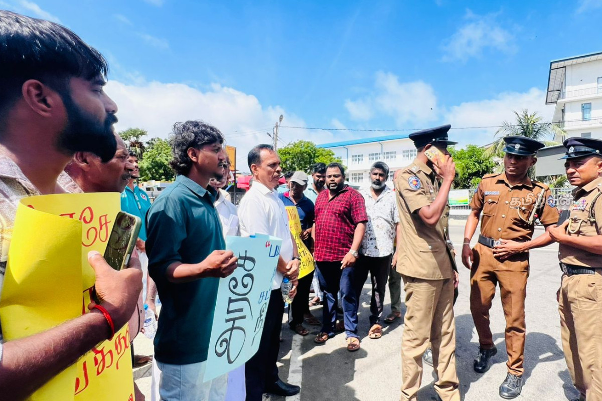 பாடகர் சங்கீத்சன் விடுதலைக்காக போராடும் தமிழர்கள் - பதாகையால் மன்னாரில் எழுந்த சர்ச்சை | Protest In Mannar For The Release Of Sangeetsan பாடகர் சங்கீத்சன் விடுதலைக்காக போராடும் தமிழர்கள் - பதாகையால் மன்னாரில் எழுந்த சர்ச்சை | Protest In Mannar For The Release Of Sangeetsan