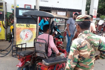 யாழில் வாகன இறுதி இலக்கத்தின் அடிப்படையில் எரிபொருள் விநியோகம் (Photo)