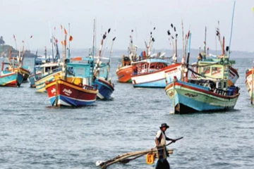 தமிழக மீனவர்களின் படகுகள் இலங்கையில் ஏலம் : அதிர்ச்சியில் மீனவர்கள்