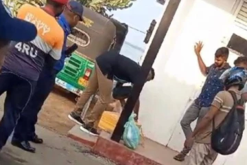 யாழில் இறைச்சியுடன் வந்த பொலிஸ் அதிகாரியை பிடித்த இளைஞர்கள்