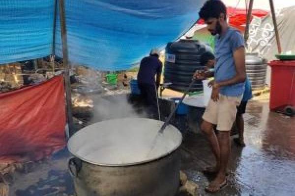 பாற்சோறு சமைத்து  வெற்றியை கொண்டாடும் ஆர்ப்பட்டக்காரர்கள்! | Enthusiasts Celebrate Success By Cooking Milk