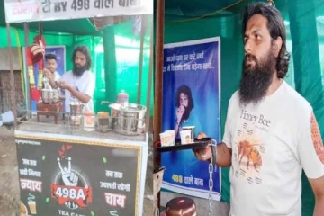 மாமியார் வீட்டு முன்பு கை விலங்குடன் டீ கடை நடத்தும் நபர் - என்ன காரணம்?