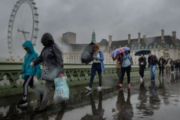 நீரில் மூழ்கும் லண்டன்: தமிழர் வீடுகளுக்குள் புகுந்த வெள்ளம்!! (Video)